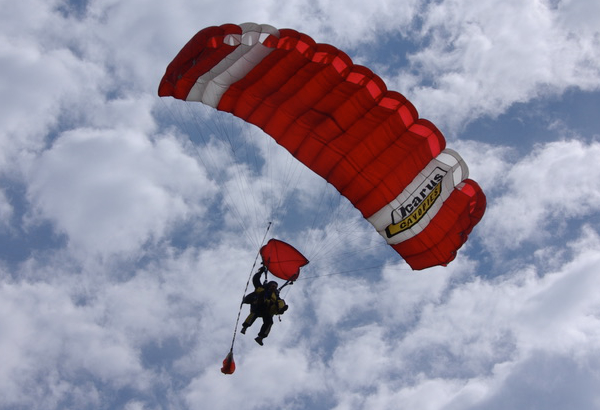 Parachutisme et portes ouvertes au Poyet